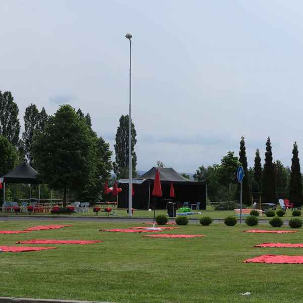 Posezení na trávníku