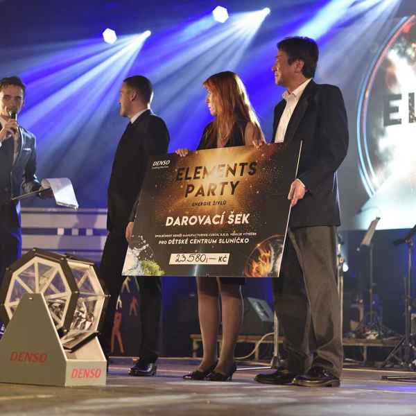 Předání darovacího šeku