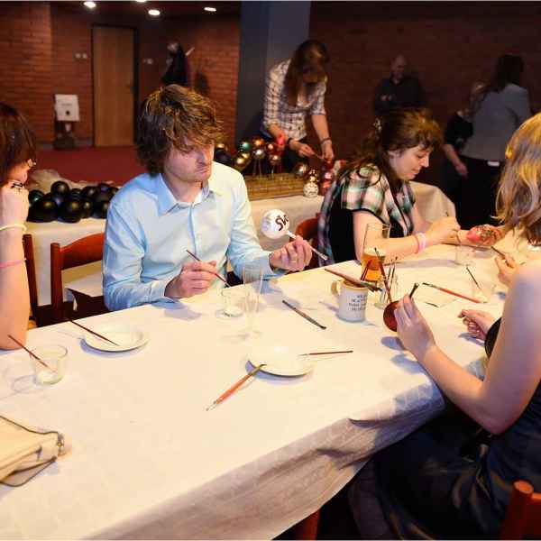 Zdobení vánočních koulí