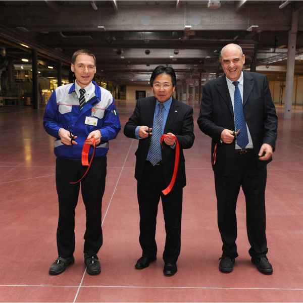 Páska přestřižena