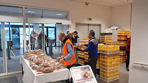 DENSO rozdávalo vánočky zaměstnancům DENSO rozdávalo vánočky zaměstnancům