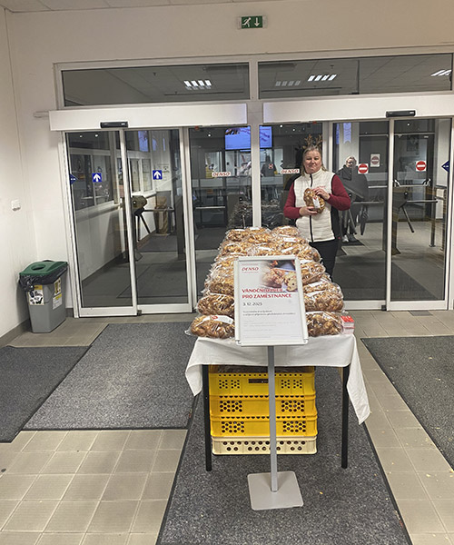 Rozdávaní vánoček zaměstnancům Rozdávaní vánoček zaměstnancům