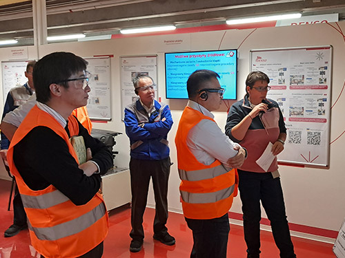 Pan Hara při prezentaci