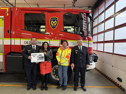 Předání šeku - libereckým hasičům 